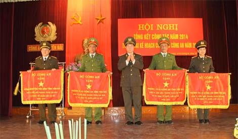 Thượng tướng Bùi Văn Nam, Ủy viên TW Đảng, Thứ trưởng Bộ Công an tặng Cờ thi đua xuất sắc cấp cơ sở cho các đơn vị dẫn đầu phong trào thi đua Vì an ninh Tổ quốc năm 2014 của Công an tỉnh Yên Bái.