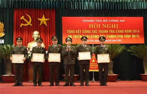 Phó Chánh Thanh tra Bộ Vương Xuân Đồng trao danh hiệu “Tiên tiến” cho 5 tập thể thuộc Thanh tra Bộ.
