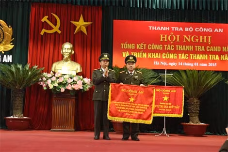 Thứ trưởng Thường trực Đặng Văn Hiếu trao Cờ đơn vị thi đua xuất sắc của Bộ Công an cho tập thể Phòng 4.