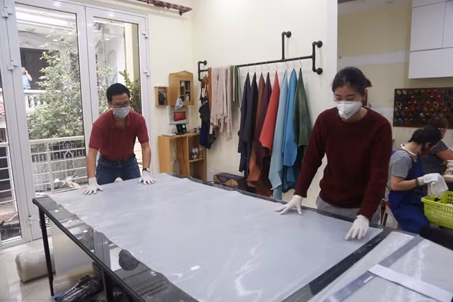 Thấy được sự vất vả và khó khăn của những y bác sĩ tuyến đầu phải gồng mình với dịch bệnh, lại phải chịu nỗi đau khó chịu khi đeo khẩu trang nhiều giờ liền, nhóm thiện nguyện Anti COVID-19 đã quyết tâm lên kế hoạch làm ra sản phẩm hỗ trợ để giúp các nhân viên y tế hạn chế đau vành tai khi làm việc.