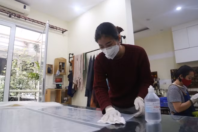 Những chiếc "tai giả" được sản xuất từ các tấm silicon lớn, cắt ra thành nhiều phần nhỏ rồi lau sạch bằng cồn 90 độ để khử khuẩn trước khi chế tác.