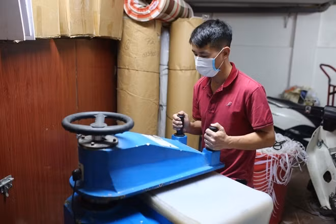 Sau khi cắt và khử khuẩn các tấm silicon nhỏ sẽ được đem dập khuôn bằng máy ép thủy lực
