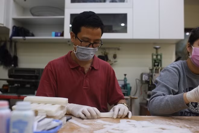 Mỗi người một công đoạn, nhiều chiếc "tai giả" được hoàn thiện nhanh chóng để kịp đưa đến tay các y bác sĩ tuyến đầu chống dịch