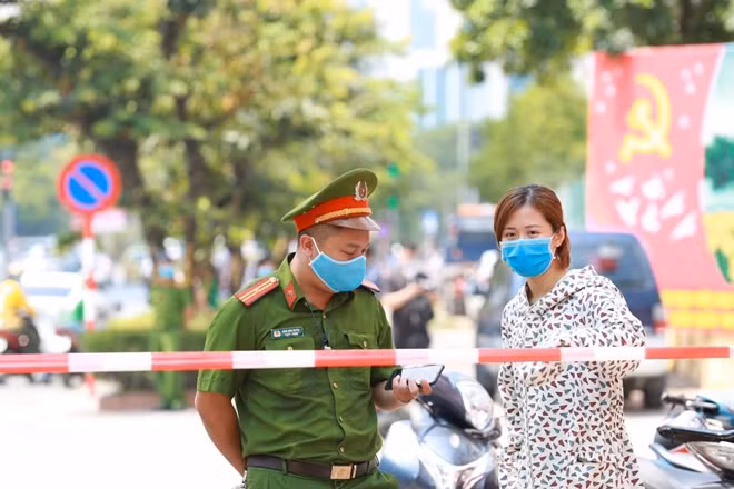 Lực lượng chức năng căng dây, bảo vệ quanh khu vực