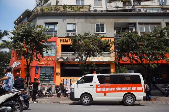 Theo ghi nhận, vào khoảng 9h ngày ngày 29/7, lực lượng chức năng căng dây, bảo vệ quanh khu vực quán Pizza trên đường Trần Thái Tông, sau đó tiến hành phun thuốc khử trùng tại khu vực này.