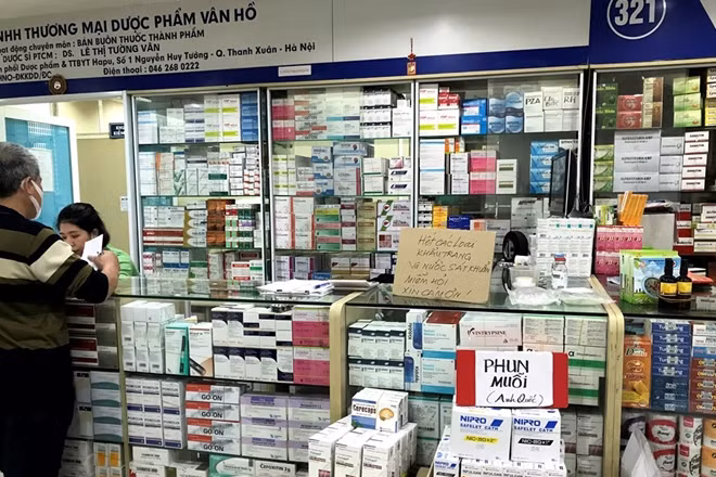 Tuy nhiên việc các cửa hàng đồng loạt treo biển không bán khẩu trang đang bị nghi là hành vi cố tình, nhằm phản ứng lại sự kiểm soát của cơ quan chức năng. Lực lượng quản lý thị trường sẽ kiểm tra các nhà thuốc, cửa hàng bán vật tư y tế có treo biển nếu phát hiện trong kho vẫn còn hàng nhưng nhà thuốc không bán sẽ xử theo quy định pháp luật.