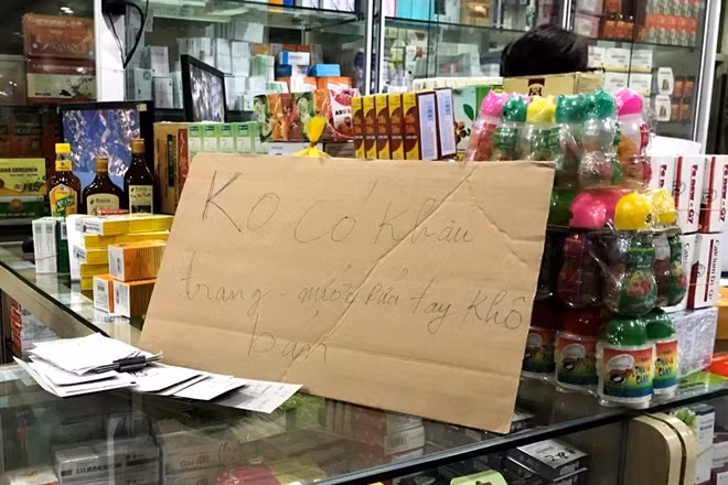 Những tấm biển "không có khẩu trang..." được để ngay trên quầy thuốc.