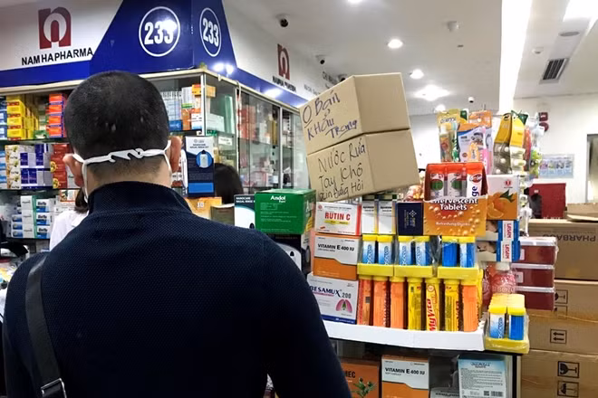 Những tấm biển này đã khiến nhiều khách hàng đến đây ngỡ ngàng và bức xúc.