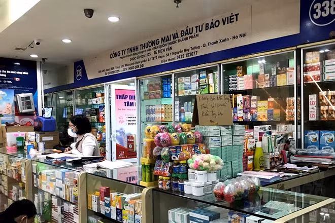 Theo nghi nhận của PV tại chợ thuốc Hapulico (Hà Nội), rất nhiều quầy hàng tại đây đều đồng loạt treo biển" không bán khẩu trang, không bán nước rửa tay khô".