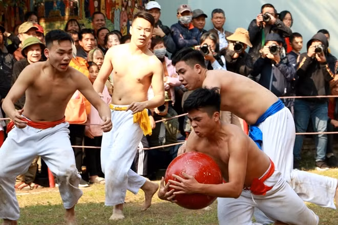 Nhằm tưởng nhớ công ơn của Linh Lang Đại Vương (tương truyền là hiện thân của Thái tử Hoằng Chân, con trai thứ tư của vua Lý Thánh Tông) người dân tại đây đã tổ chức Lễ hội vật cầu đầu xuân.