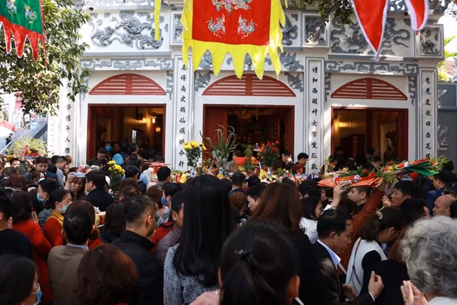 Dịp đầu xuân năm mới, người Việt Nam thường có phong tục đi lễ đền, chùa với mong muốn tìm được sự bình an, gạt bỏ đi những muộn phiền, lo âu của năm cũ và cầu mong những may mắn, hạnh phúc, tài lộc trong năm mới.