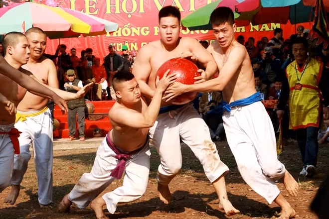 Lễ hội vật cầu đầu xuân làng Thúy Lĩnh đã có từ hàng trăm năm, được truyền từ đời này qua đời khác cho đến ngày nay.