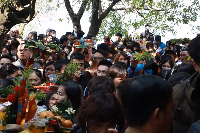 Theo người bán hàng tại đây cho biết, cảnh này dòng người đổ về xuất hiện từ hôm mùng 1 Tết đến nay, tuy nhiên do hôm nay là ngày đầu đi làm nên nhiều người từ quê lên đi lễ phủ Tây Hồ càng đông hơn.