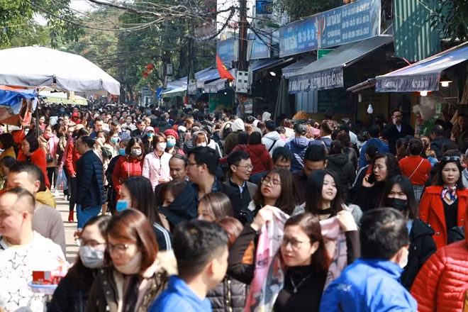 Ngày 30-1 (mùng 6 Tết), tại phủ Tây Hồ (Hà Nội) chật kín, hàng nghìn người chen chân dâng lễ cầu tài lộc, bình an nhân dịp năm mới.