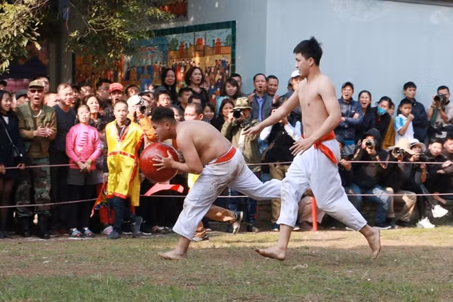 Là hội chơi hàng năm của dân làng, vì thế dù thấm mệt nhưng ai cũng rất vui và hào hứng.
