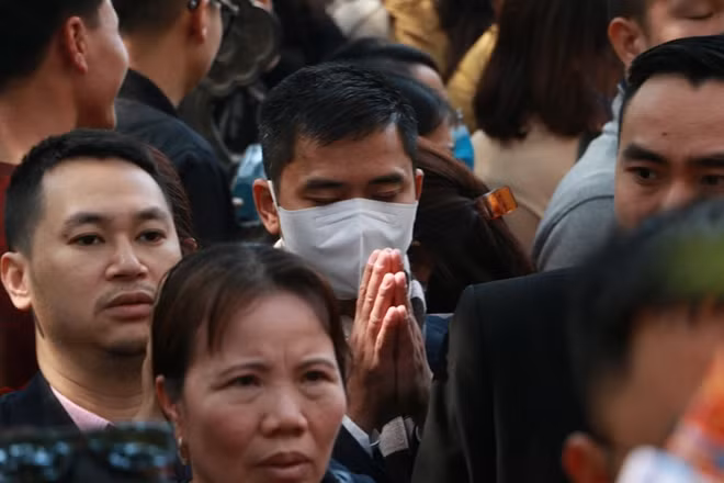 "Đi lễ thành tâm, thành kính trong tâm là chính còn việc đeo hay không đeo khẩu trang lúc làm lễ thì tôi thấy cũng không quá quan trọng. Việc đeo khẩu trang để bảo đảm an toàn cho bản thân cũng như những người xung quanh trước dịch bệnh cúm corona là quan trọng", một số du khách đến đây lễ cho hay.