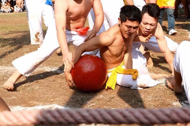 Tham gia hội vật cầu chủ yếu là những thanh niên khỏe mạnh trong làng.