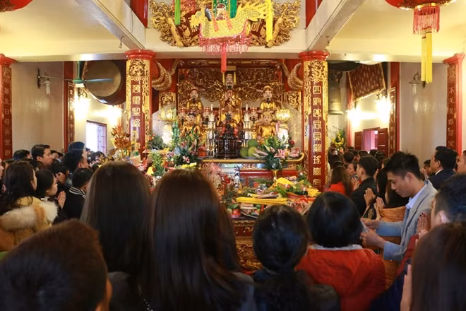 Càng về chiều, lượng người đổ về phủ Tây Hồ lễ bái cầu may đầu năm càng đông