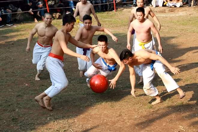 Những trai tráng khỏe mạnh cùng nhau tranh cướp quả cầu...