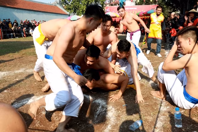 Vật cầu còn được người dân ở đây coi là môn thể thao rèn luyện cả trí và lực, mang tính hợp đồng mưu lược rất rõ, có đầy đủ nội dung.