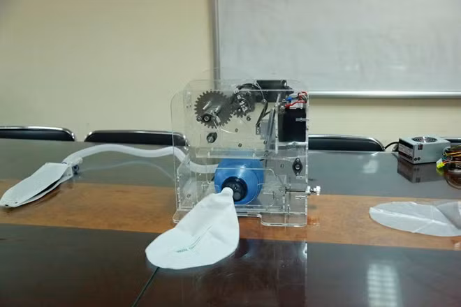 Đúng như kỳ vọng, sau gần 2 tuần miệt mài nghiên cứu, nhóm đã cho ra đời 2 phiên bản máy thở không xâm nhập. Phiên bản EV1 nhằm mục đích chính là đáp ứng tốc độ sản xuất nhanh khi không may xảy ra trường hợp y tế khẩn cấp.