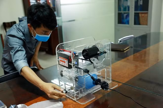 Để cho ra đời phiên bản máy trợ thở đầu tiên này, 8 thành viên trong nhóm đã miệt mài, nỗ lực nghiên cứu. Nhiều cuộc họp trực tuyến cùng hàng trăm cuộc gọi lúc nửa đêm đã diễn ra để chỉnh sửa động cơ, thay đổi nguyên vật liệu,...