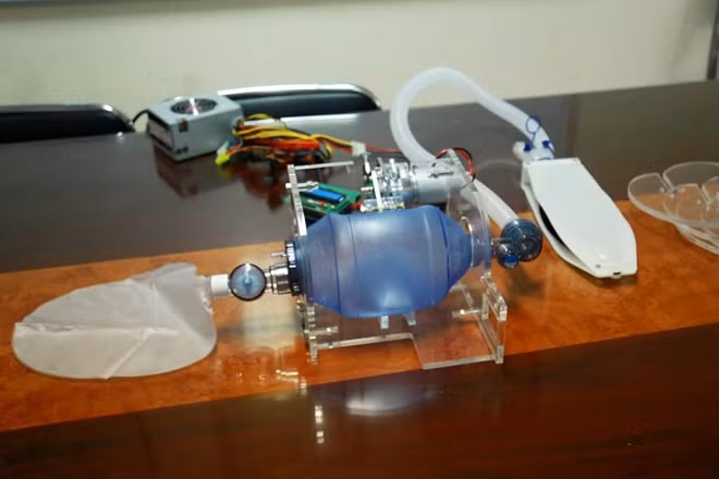 Hy vọng, các thầy, cô giáo và sinh viên, Trường Đại học Điện lực sẽ là địa chỉ tin cậy, cung cấp số lượng lớn máy trợ thở để giúp ngành Y tế có thêm cơ sở, vật chất phục vụ điều trị cho các bệnh nhân nhiễm COVID-19 trong thời gian tới.