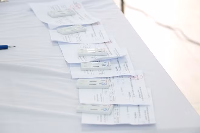 Bộ kit test nhanh COVID-19 sẽ cho kết quả sau 10 phút.