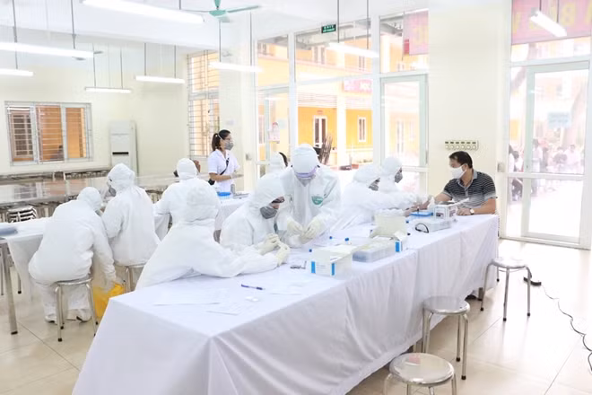 Thực hiện chỉ đạo của thành phố về việc triển khai việc xét nghiệm nhanh đối với các trường hợp công dân đi từ thành phố Đà Nẵng về địa bàn quận kể từ ngày 8/7 và những công dân có liên quan đến hai bệnh nhân 447 và bệnh nhân 459.