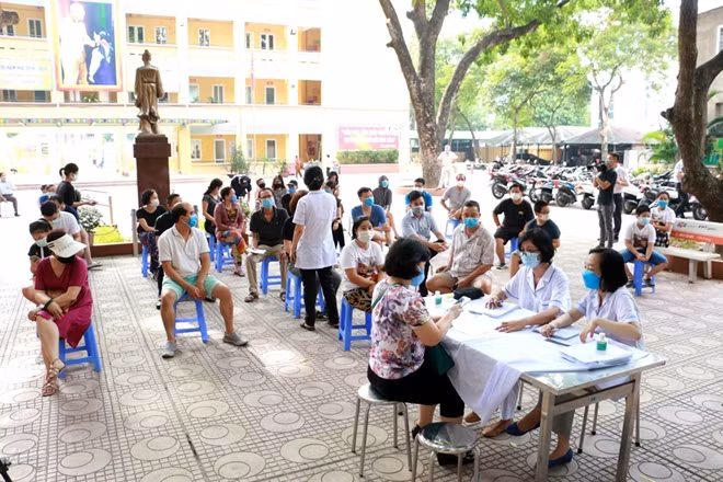 Trong sáng ngày hôm nay 31/7, tại điểm test nhanh Trường THCS Nguyễn Trãi quận Ba Đình, Hà Nội, số lượng người dân đến xét nghiệm nhanh khoảng gần 100 người.
