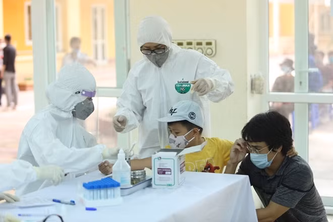 Trong quá trình xét nghiệm nếu phát hiện người có kết quả dương tính, người nghi nhiễm sẽ ngay lập tức được đội ngũ y tế đưa lên xe di chuyển đến nơi cách ly tập trung và tiếp tục các quy trình tiếp theo.