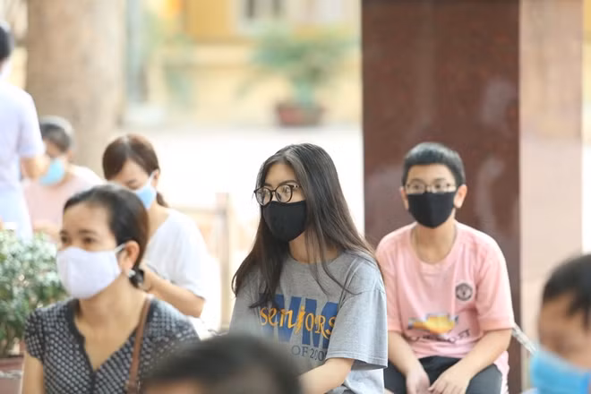 Từ rất sớm người dân đã có mặt tại điểm test nhanh COVID-19 theo đúng thông báo cơ quan chức năng.