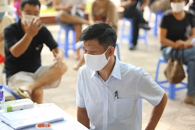 Bước đầu tiên, người dân sẽ thực hiện kê khai y tế, lịch trình đi lại, tiếp xúc cũng như tình trạng sức khỏe với các dấu hiệu của bệnh COVID-19. Sau khi xong bước khai báo, nhân viên y tế sẽ tiến hành lấy mẫu xét nghiệm nhanh.