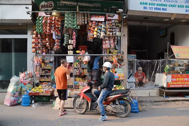 Không chỉ chủ cửa hàng tạp hóa, chủ cửa hàng ăn gần con ngõ cách ly cũng dùng túi nilon căng trước lối ra vào để hạn chế tiếp xúc với người mua.
