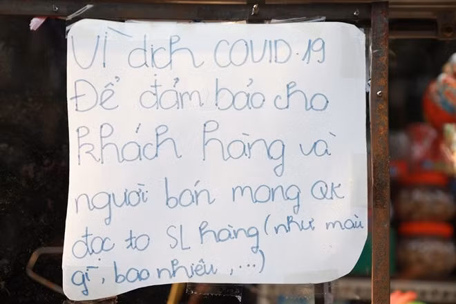 Trên bức tường có đính kèm thông báo hướng dẫn khách hàng khi đến mua hàng