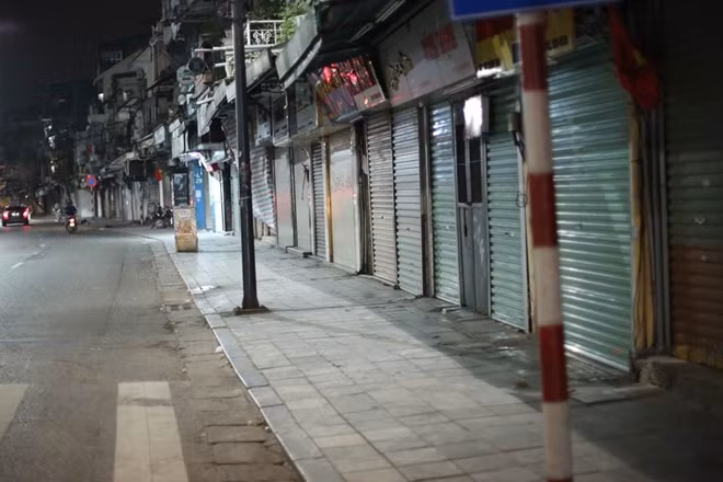 Các cửa hàng trên nhiều tuyến phố đóng cửa 'ngủ đông'