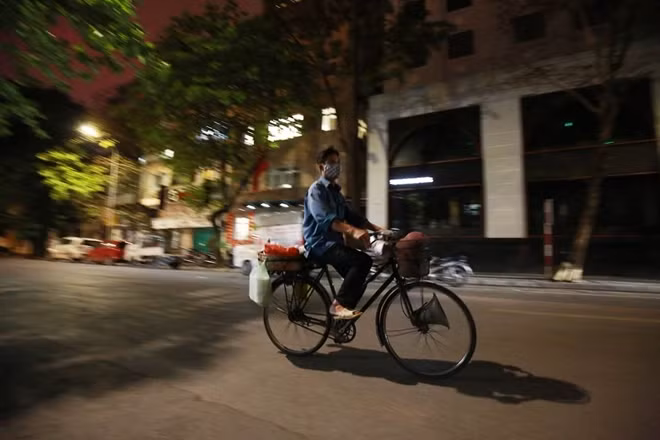 Trên các con phố chỉ còn lác đác người bán hàng rong