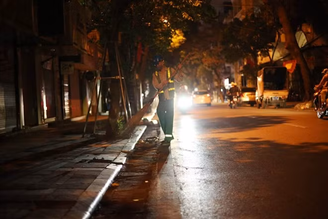 Những người công nhân dọn vệ sinh môi trường luôn có mặt làm nhiệm vụ bất kể ngày đêm.
