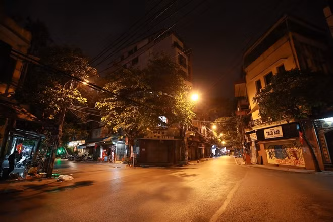 Không riêng Hà Nội, Hồ Chí Minh và nhiều thành phố lớn khác cũng đã chủ trương đóng cửa hàng quán, kêu gọi người dân hạn chế ra đường khi tình hình dịch bệnh ngày càng căng thẳng.