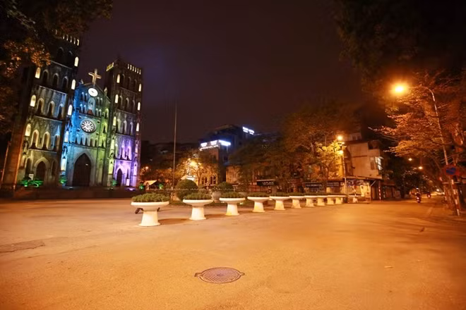 Nhà thờ Lớn, nơi thu hút nhiều người với "món" trà chanh nổi tiếng trở nên tĩnh mịch sau khi các cửa hàng tại đây tạm dừng hoạt động.