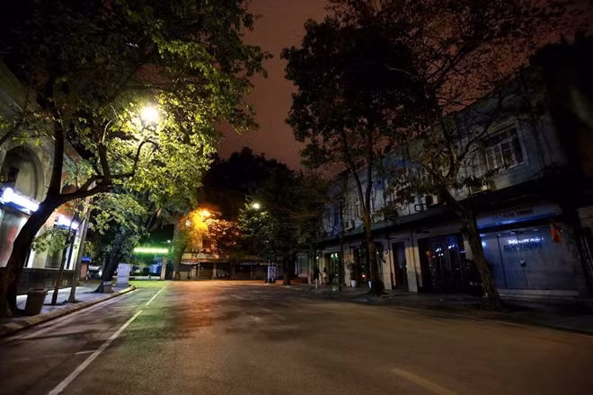 Nhiều con phố quanh hồ Hoàn Kiếm thoáng đãng khi chưa đến 22h.