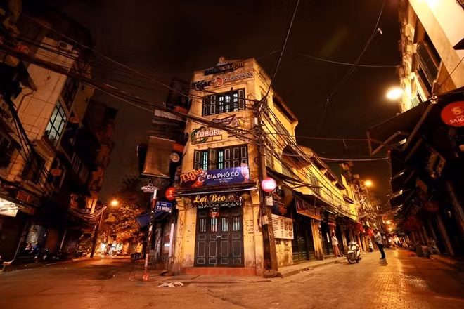 Khu phố Tại Hiện một trong những khu phố sầm uất nhất Hà Nội nay lại cửa đóng then cài.