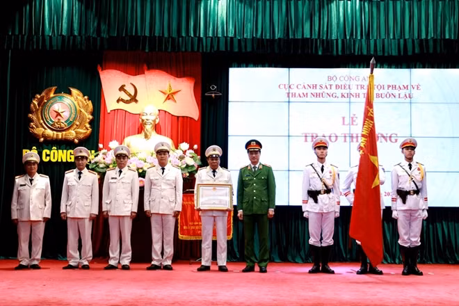 Thiếu tướng Nguyễn Duy Ngọc, Thứ trưởng Bộ Công an thay mặt Chủ tịch nước trao tặng huân chương bảo vệ Tổ quốc hạng nhì cho Phòng 13, Cục Cảnh sát điều tra tội phạm về tham nhũng, kinh tế, buôn lậu.