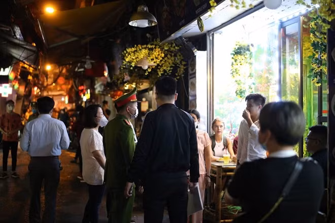 Một số quán bar, cửa hàng vẫn mở, nhưng sau khi được sự nhắc nhở của cơ quan chức năng thì đã nhanh chóng dọn bàn ghế, không tiếp tục bán hàng khiến nhiều khách du lịch bất ngờ.