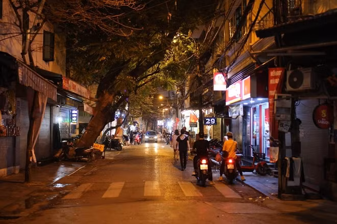 Các con phố cổ vắng vẻ sau khi các quán bar, cửa hàng trên phố cổ Hà Nội đồng loạt đóng cửa.