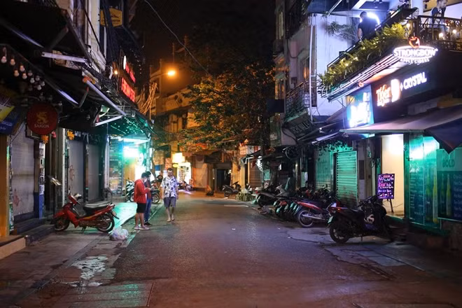 Trước diễn biến phức tạp của dịch COVID-19, Trong cuộc họp sáng ngày 13/3, Chủ tịch TP Hà Nội yêu cầu tạm dừng hoạt động của các quán bar, karaoke, điểm di tích, lịch sử đến hết tháng 3.