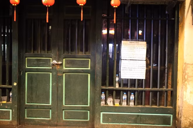 Một số quán bar, cửa hàng nổi tiếng trên phố Tạ Hiện đóng cửa.
