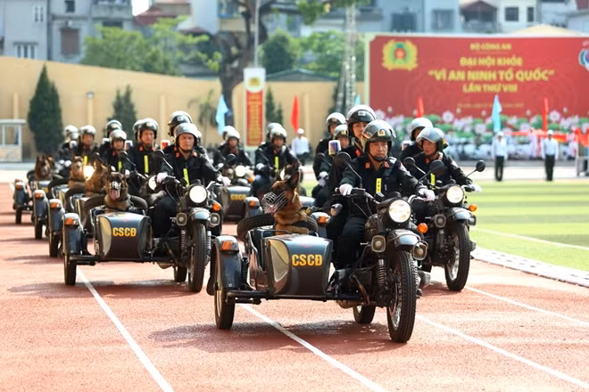 Khối xe chở lực lượng Cảnh sát cơ động phối hợp cùng động vật nghiệp vụ.