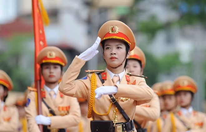 Khối nữ sĩ quan Cảnh sát giao thông.