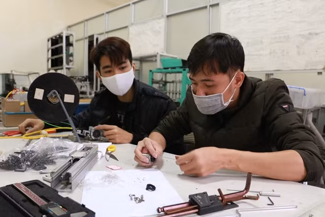 Một số sinh viên của Đại học Bách khoa Hà Nội được huy động vào dự án khoa học này.